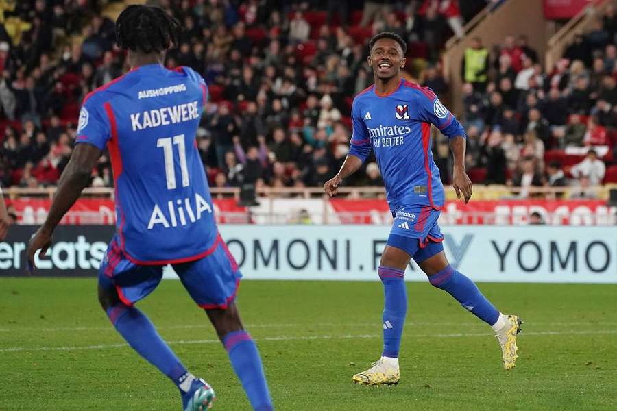 Kadewere y Jefinho celebran el gol de la victoria del Olympique de Lyon