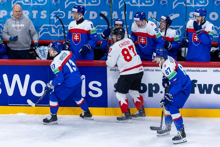 Crosby v obklopení slovenských hokejistů.