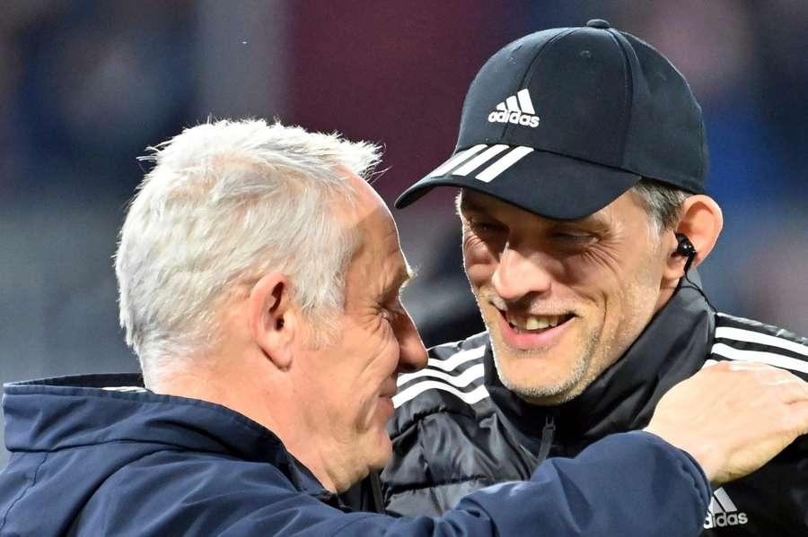 Zwei Trainer im persönlichen Austausch - Freiburgs Christian Streich und Bayerns Thomas Tuchel.