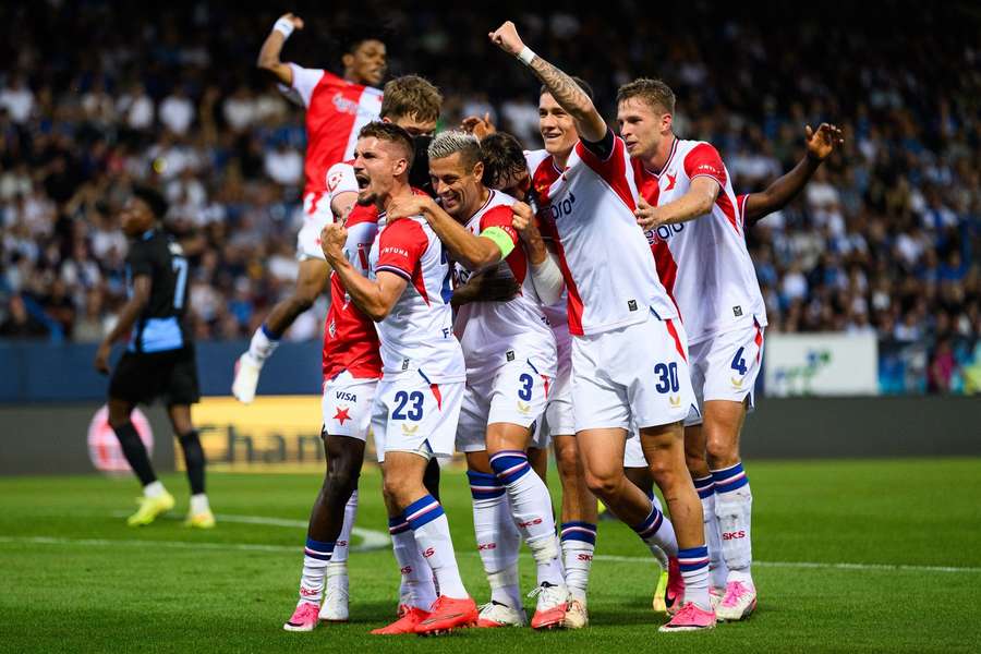 Radost fotbalistů Slavie po vstřeleném gólu.