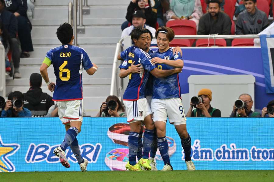 Ueda viert zijn treffer met teamgenoten