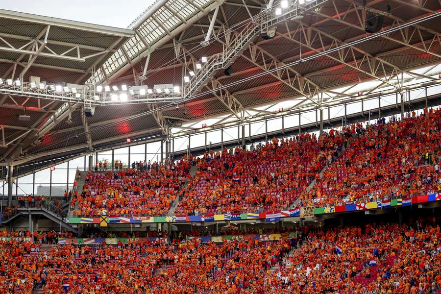 Tegen Frankrijk zaten er veel meer dan 15.000 van de 40.000 Oranje-fans in het stadion