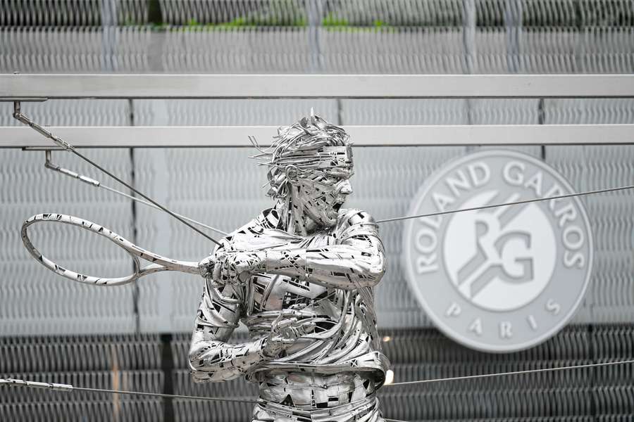 Statua di Rafael Nadal all'ingresso del campo centrale del Roland Garros