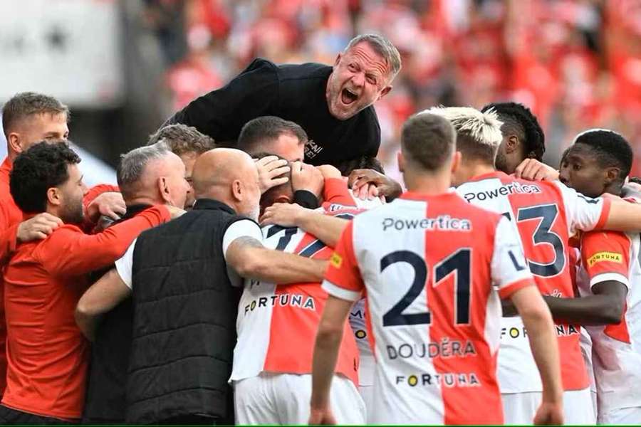 Slavia díky gólu Dorleyho v závěru porazila Spartu. Jablonec deklasoval Sigmu a ztrácí na Letenské dva body