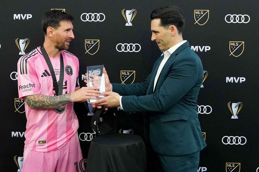 Messi recibe el trofeo de MVP de la final de la MLS