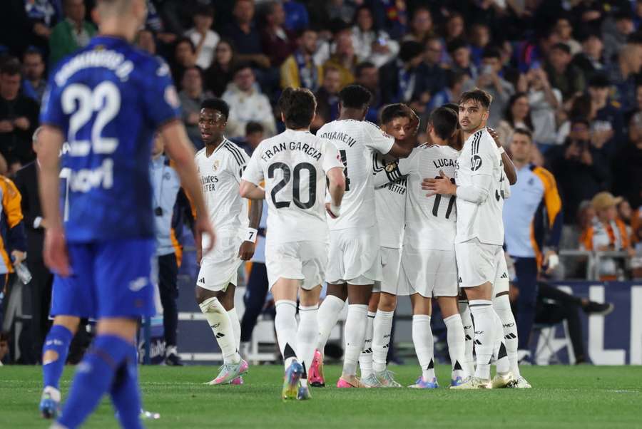 Los jugadores del Real Madrid felicitan a Güler por su gol