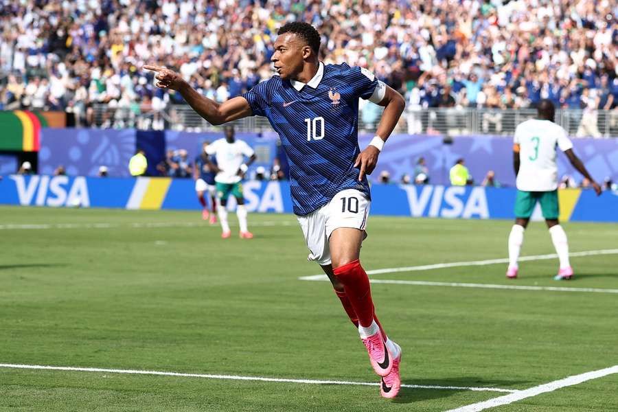 Mbappé celebra su gol Mbappé celebra su gol