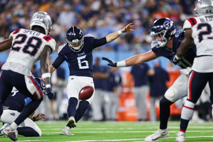 Michael Badgley van de Tennessee Titans trapt voor een extra punt tegen de New England Patriots tijdens een wedstrijd in de voorbereiding