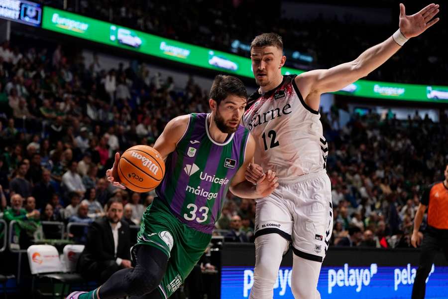 Kilian Tillie, ante Tomasz Gielo durante el  Unicaja-Bilbao Basket