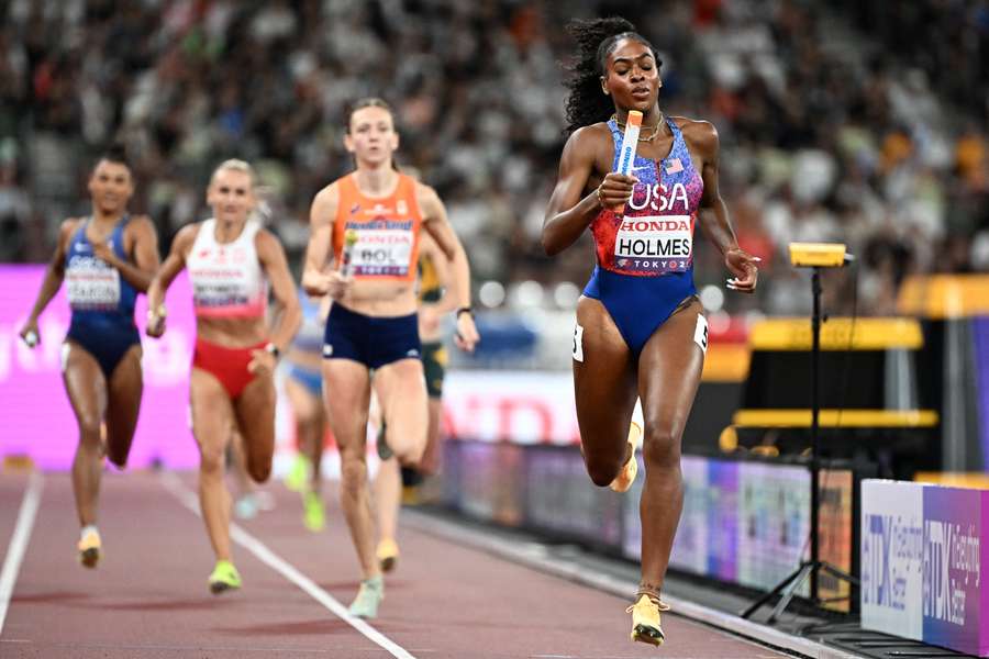 Alexis Holmes races to the finish line ahead of Femke Bol
