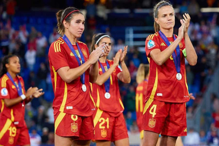 Mariona Caldentey e Irene Paredes tras recibir la medalla de plata en la Eurocopa