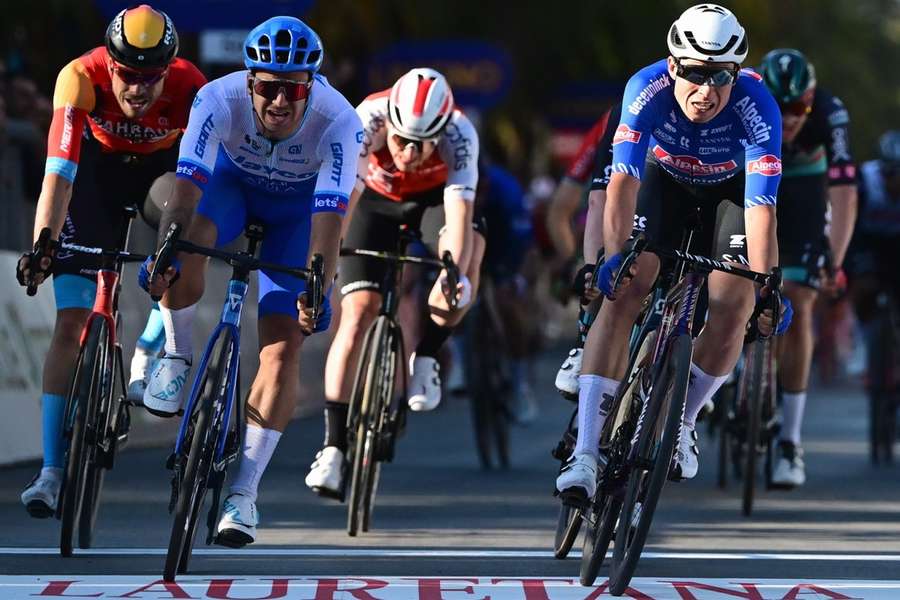 Dylan Groenewegen en Jasper Philipsen in een sprint in de zevende etappe van Tirreno Adriatico