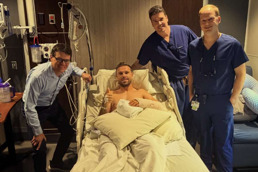 Jordan Henderson já foi operado ao braço esquerdo Jordan Henderson já foi operado ao braço esquerdo