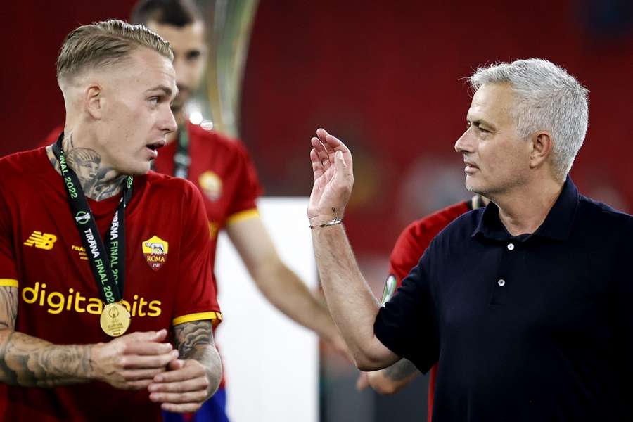 Rick Karsdorp en José Mourinho na het winnen van de UEFA Conference League