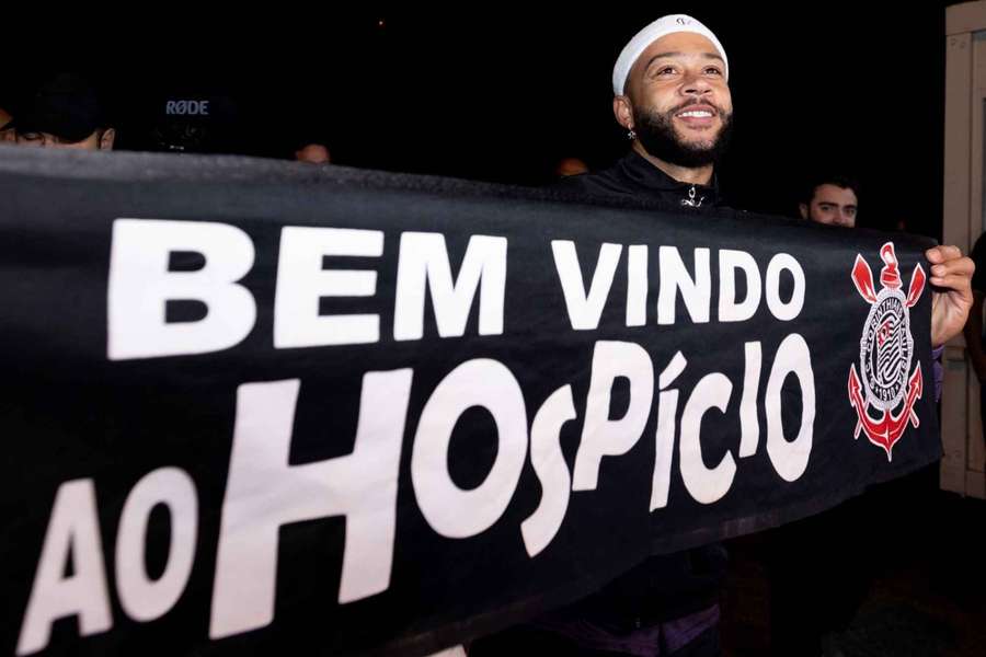 Memphis com faixa da Fiel no aeroporto