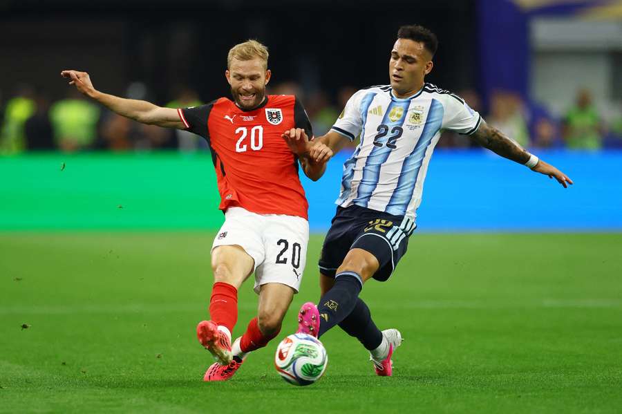 Laimer (l.) im Zweikampf mit Lautaro Martinez (r.) (Österreich vs. Argentinien)