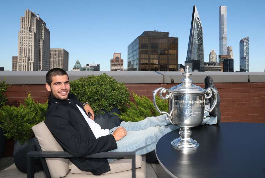 Alcaraz mit der Trophäe nach dem Gewinn der US Open 2025 vor Manhattans Skyline Alcaraz mit der Trophäe nach dem Gewinn der US Open 2025 vor Manhattans Skyline