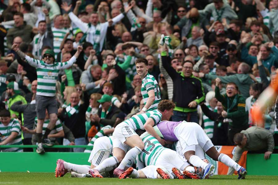 Celtic zdramatizoval souboj o titul ve Skotsku. Celtic zdramatizoval souboj o titul ve Skotsku.