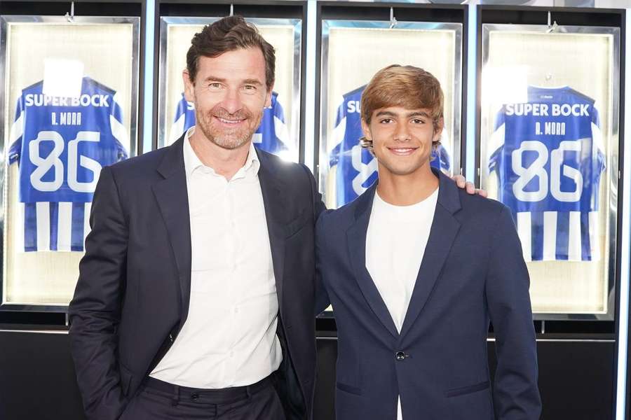 Rodrigo Mora ao lado do presidente André Villas-Boas