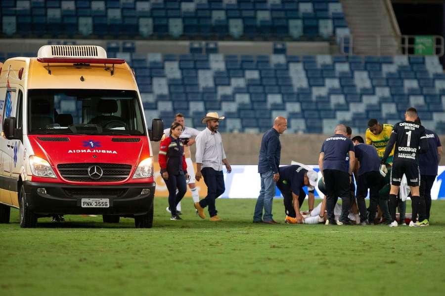 Kaio César passou mal, caiu no campo e foi levado para o hospital