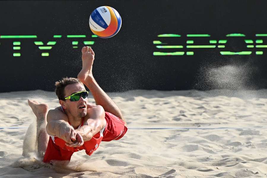 Ondřej Perušič (na snímku) s parťákem Davidem Schweinerem na finálovém turnaji Beach Pro Tour ze skupiny nepostoupili. Ondřej Perušič (na snímku) s parťákem Davidem Schweinerem na finálovém turnaji Beach Pro Tour ze skupiny nepostoupili.