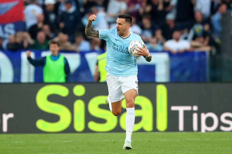 Matias Vecino celebra il suo gol
