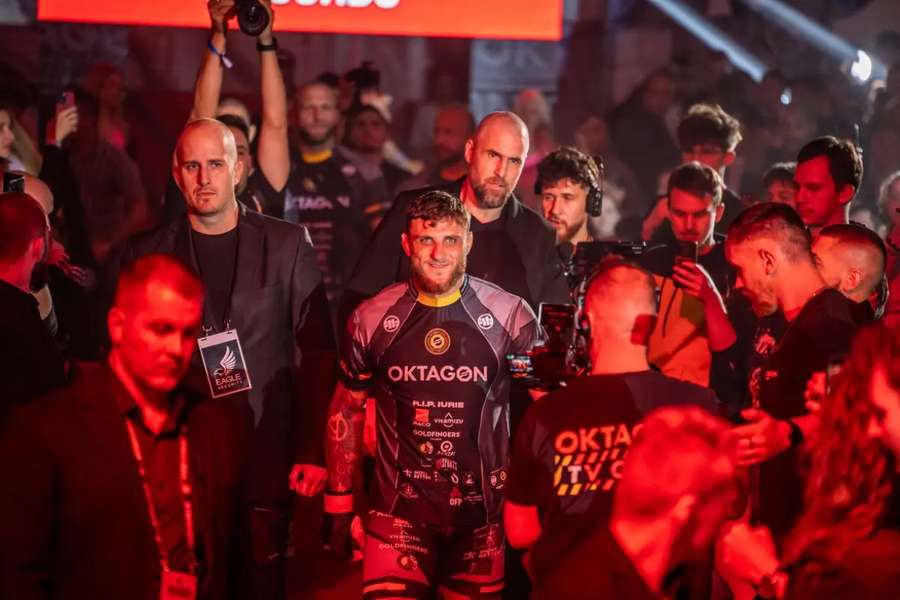 Surdu je pred ďalšou výzvou.