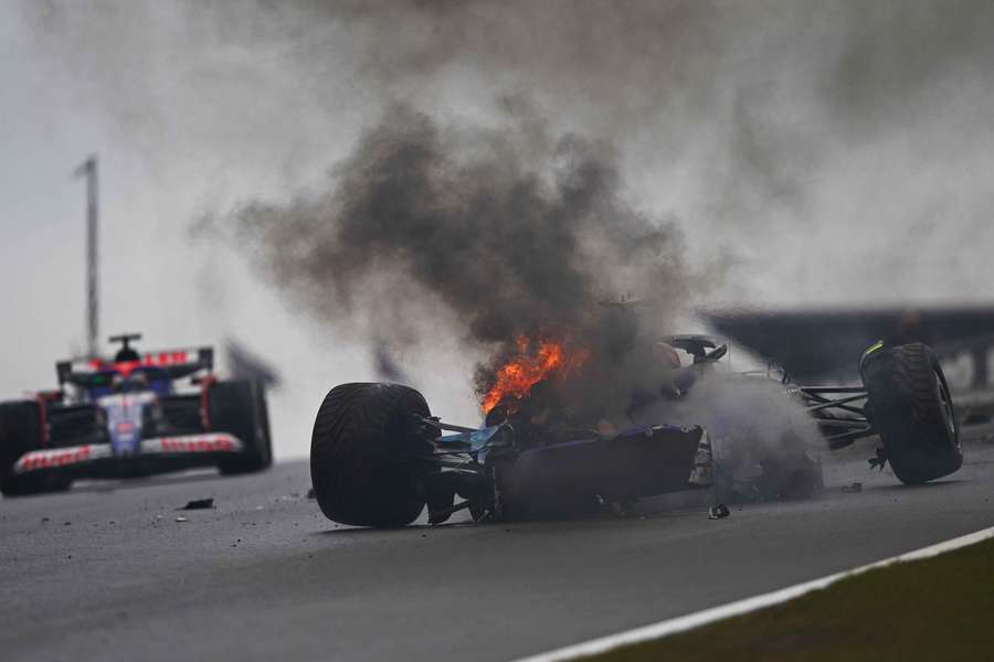 O carro de Sargeant em chamas