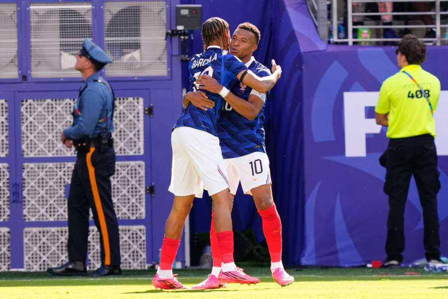 Bejubelten gemeinsam das 2:0: Mbappé und Barcola