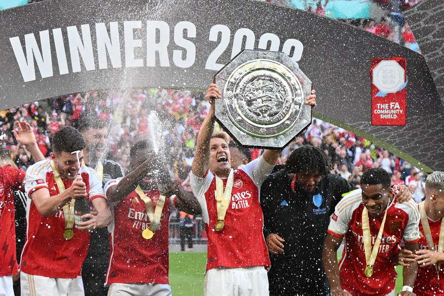 Odegaard ergue o troféu da Community Shield