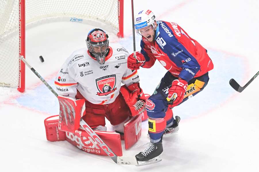 Pardubický Jáchym Kondelík slaví gól v síti Stanislava Škorvánka ve východočeském derby.