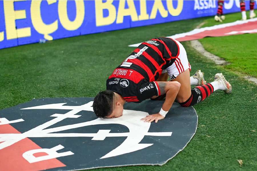 Luiz Araújo beija o escudo do Flamengo após marcar no Maracanã