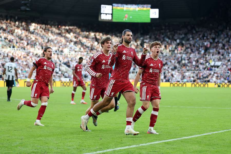 Dominik Szoboszlai sărbătorește după ce a marcat al doilea gol al echipei sale din penalty