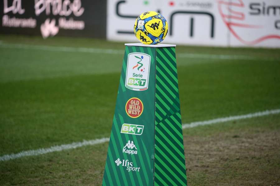 Il pallone della scorsa Serie B Il pallone della scorsa Serie B