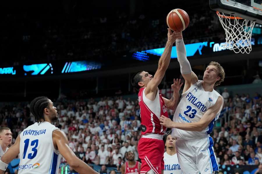 Finnlands Lauri Markkanen (r.) beim Dunk im Spiel gegen Georgien.