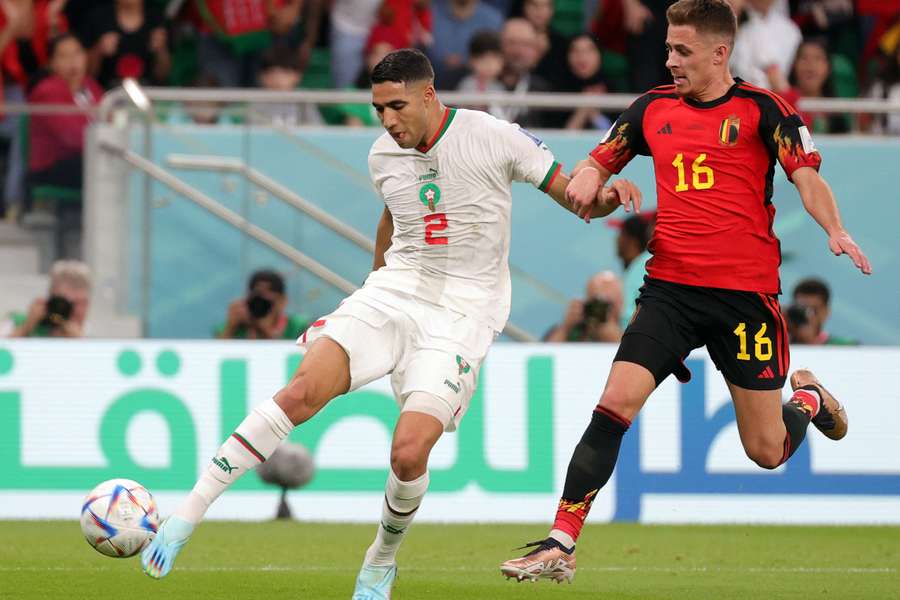 Achraf Hakimi, contra Thorgan Hazard, no jogo Marrocos-Bélgica do Campeonato do Mundo.