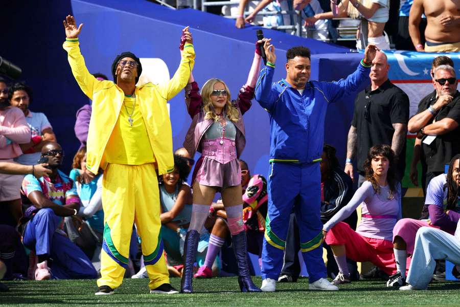 Ronaldinho, Madonna e Ronaldo Fenómeno durante o espetáculo de intervalo Ronaldinho, Madonna e Ronaldo Fenómeno durante o espetáculo de intervalo