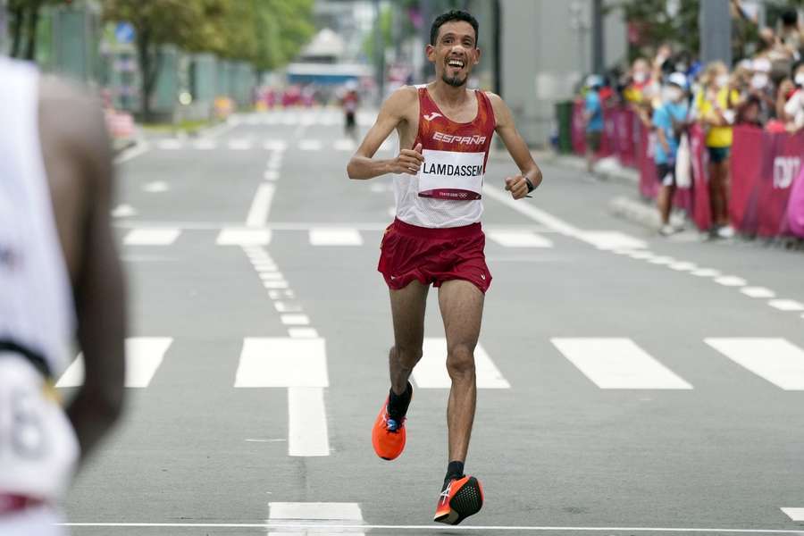 Ayad Lamdassem cruza la meta del maratón olímpico de Tokyo 2020.