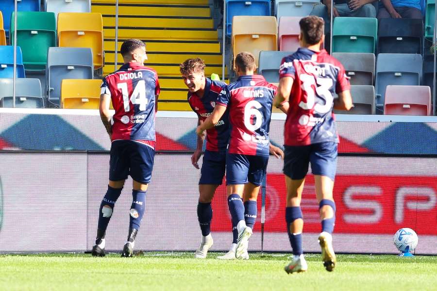 Maldini festeggiato dai compagni Maldini festeggiato dai compagni