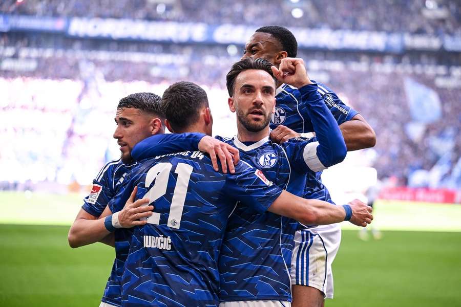 Kenan Karaman (r.) und Schalke 04 bejubeln einen souveränen Sieg über Preußen Münster.
