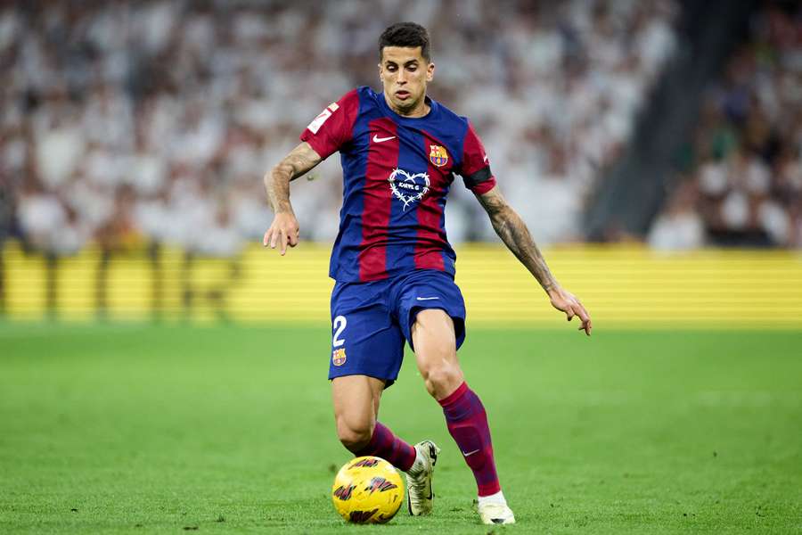 Cancelo conduce el balón en un Clásico