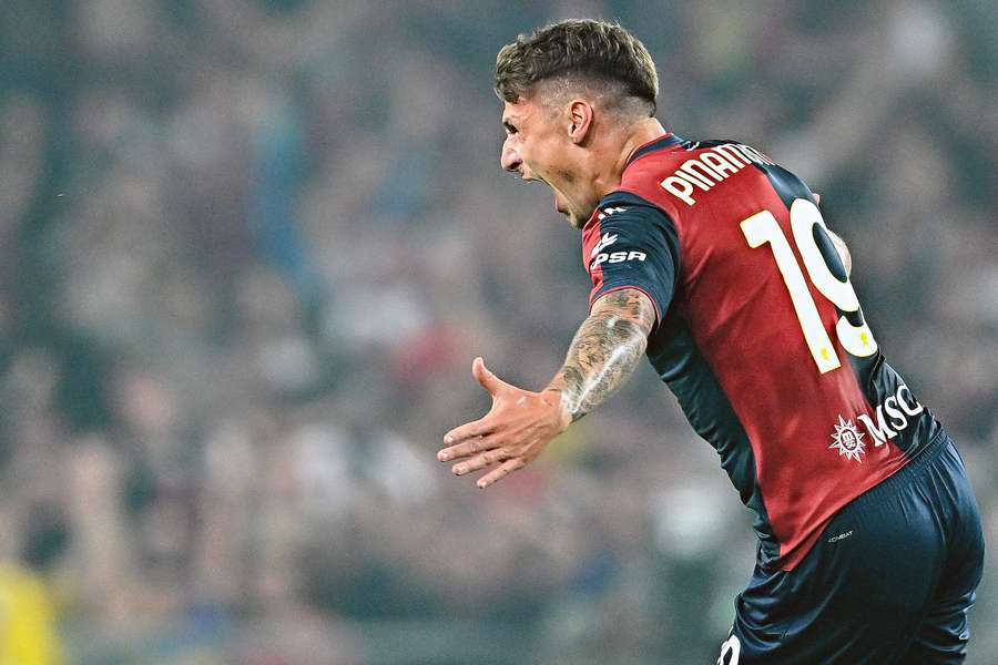 Andrea Pinamonti esulta dopo il gol 