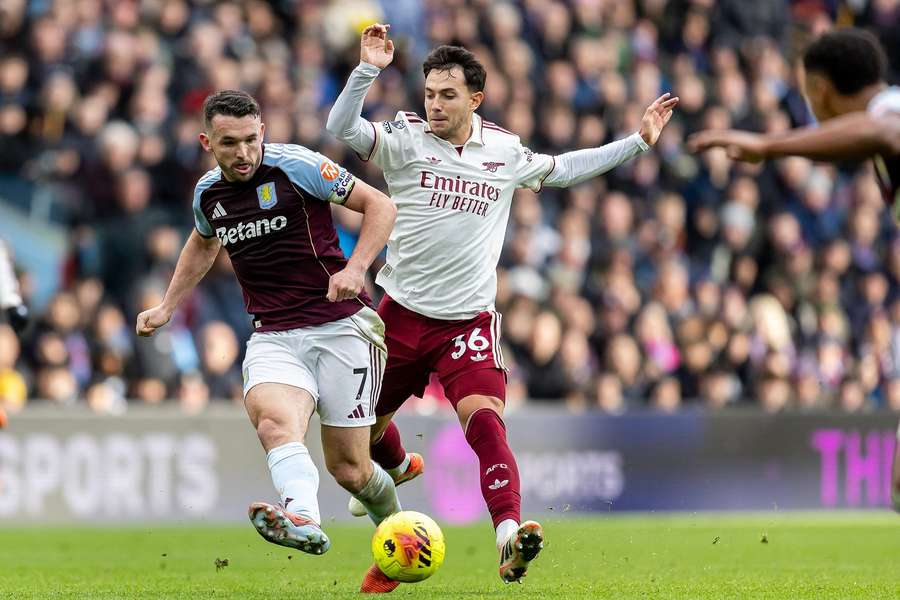 Aston Villa's John McGinn battles with Arsenal's Martín Zubimendi