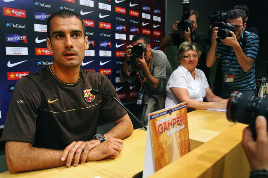 Pep Guardiola lors de la conférence de presse précédant ses débuts en tant qu'entraîneur du FC Barcelone.