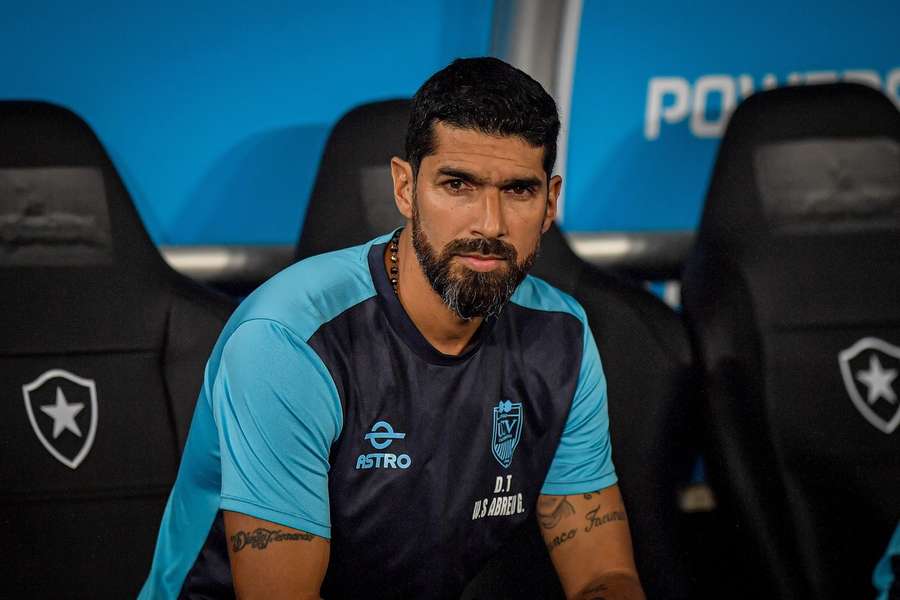 Loco Abreu no banco de reservas do estádio Nilton Santos