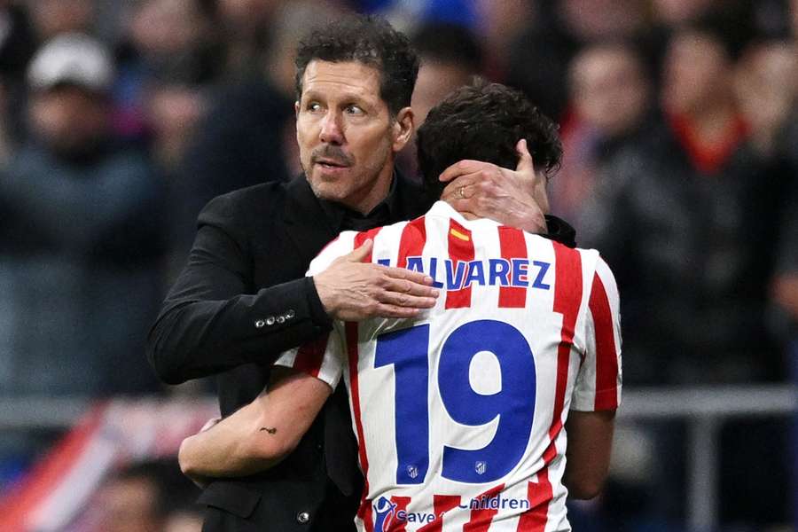 Diego Simeone e Julián Álvarez em jogo do Atlético de Madrid Diego Simeone e Julián Álvarez em jogo do Atlético de Madrid