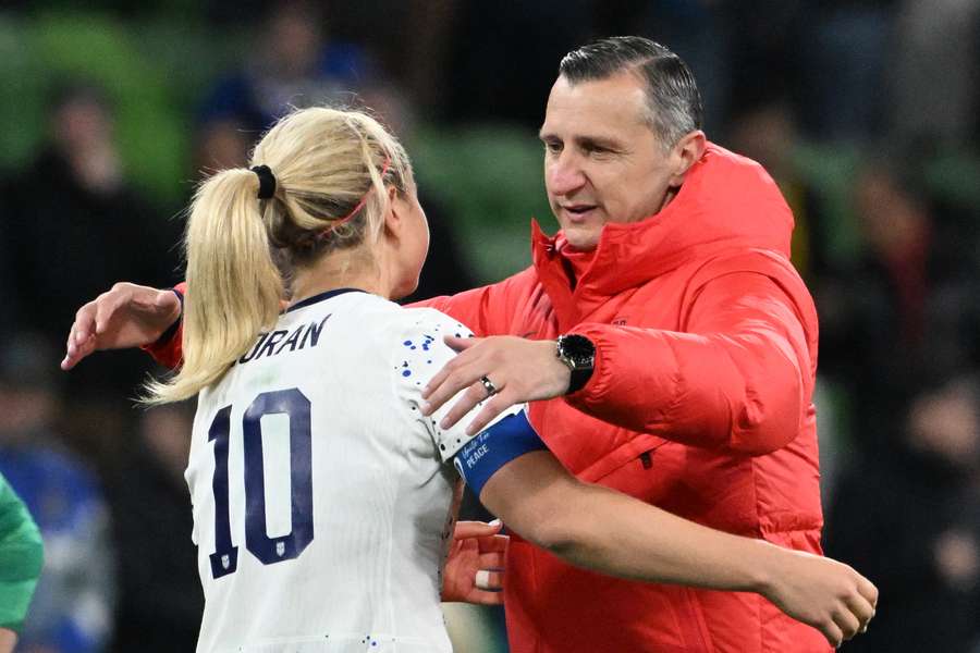 Andonovski (r.) umarmt seine Kapitänin Lindsay Horan nach dem WM-Aus.
