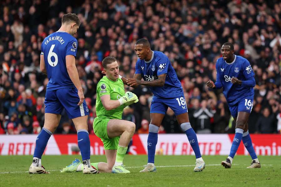 Pickford é celebrado pelos companheiros após defesa contra o Arsenal