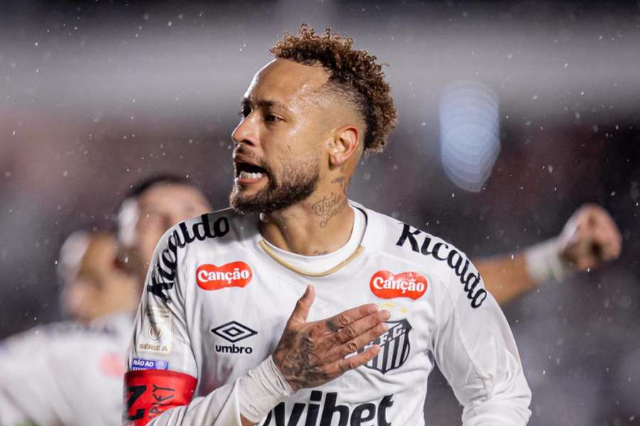 Neymar marcou no final da primeira etapa Neymar marcou no final da primeira etapa