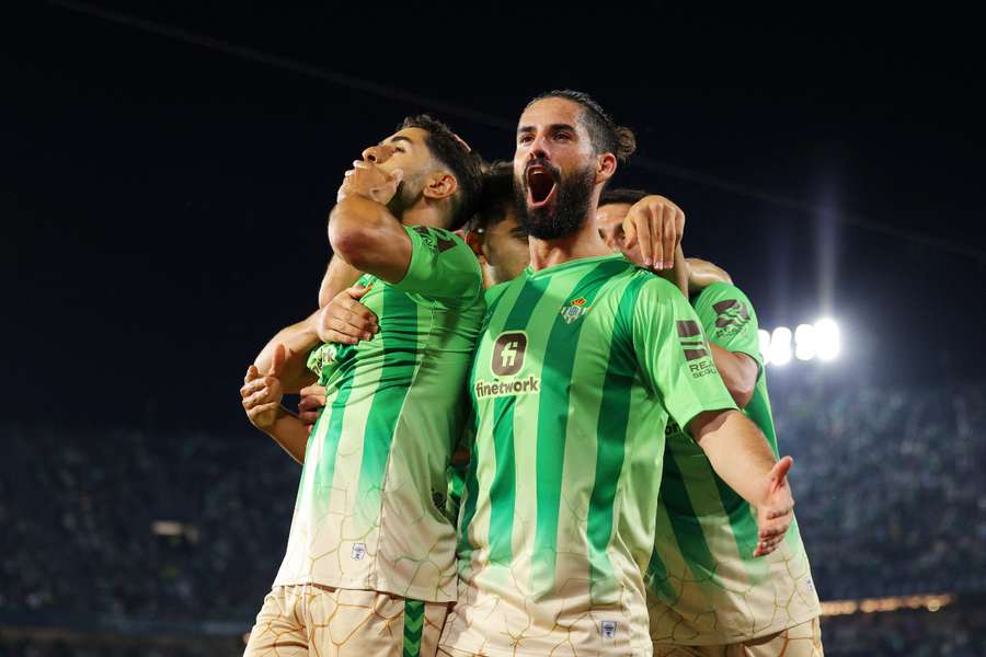 Isco celebra con Ayoze el tercer gol del Betis